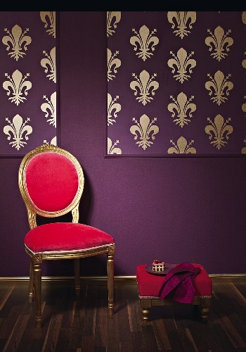 Barocke Wandgestaltung in Gold und Violett, davor Rokoko-Stuhl