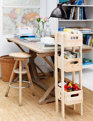 DIY-Regal aus Holzkisten für Schreibtischutensilien, Vintage Holztisch und Hocker auf Sisalteppich
