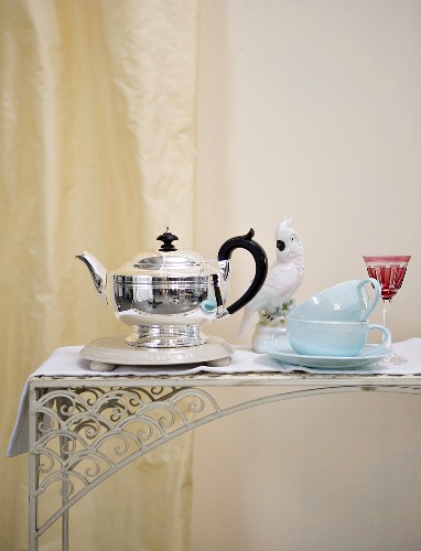 Tisch mit Teekanne