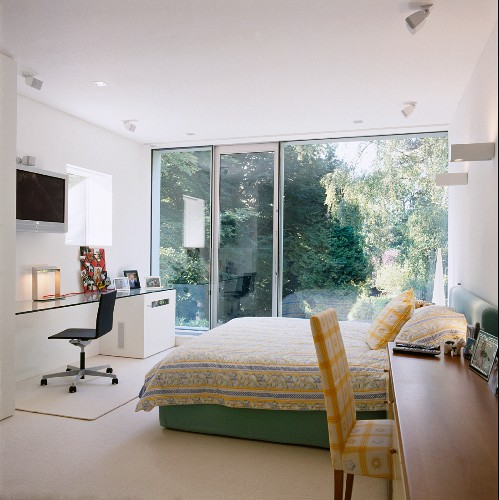 Schlafzimmer mit raumhoher Fensterfront – Bild kaufen – 11016309