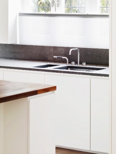 Küchenzeile mit Spüle und … – Bild kaufen – 11024471 living4media