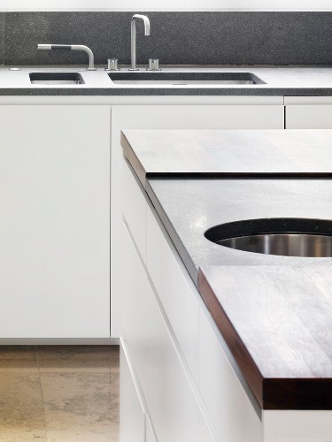 Küchenblock und Küchenzeile mit Spüle im … – Bild kaufen – 11024473