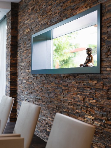 Mit Naturstein geflieste Wand mit … – Bild kaufen – 11134899 living4media