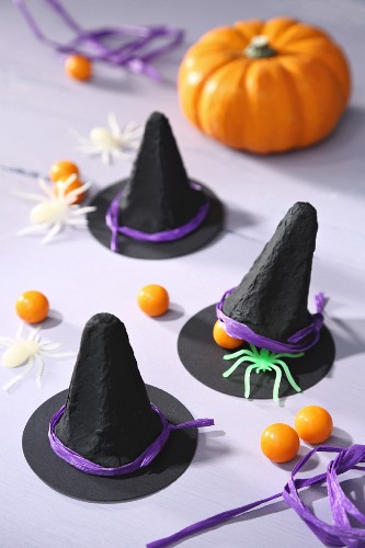 Schwarze Hexenhütchen als Tischdeko für Halloweenparty