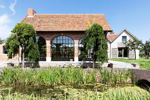 Backsteinhaus mit großen Bogenfenstern … – Bild kaufen – 12100603