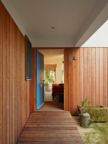 Offene, blaue Haustür zu einem Haus mit … – Bild kaufen – 12238813