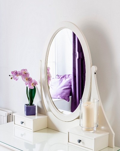 Ovaler Spiegel Auf Einem Schminktisch Bild Kaufen 12338097 Living4media