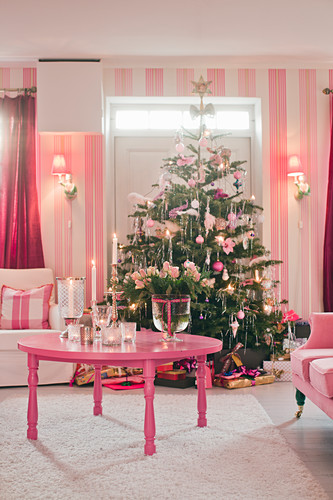 Decorazioni Natalizie Kitsch.Christmas Tree In Kitsch Living Room Compra Immagini 12342053 Living4media