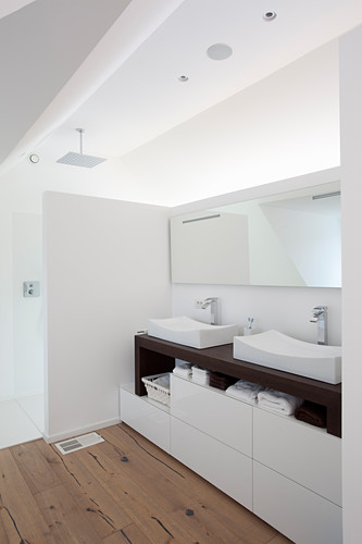 Modernes Bad mit zwei Waschbecken unter … – Bild kaufen – 12373611