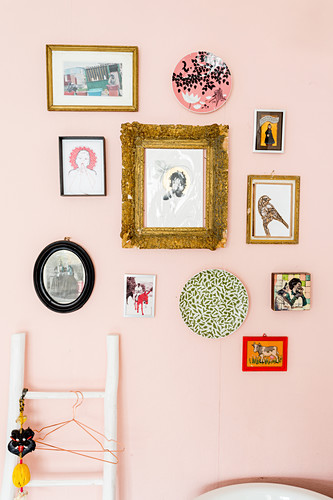 Gallery Of Pictures Postcards And Image 12375131 Living4media - Decorative Wall Plate Frames Gallery Of Pictures Postcards And Image 12375131 Living4media - Decorative Wall Plate Frames