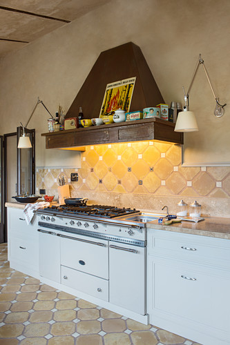 Mediterrane Landhausküche mit typischer … – Bild kaufen – 12380819