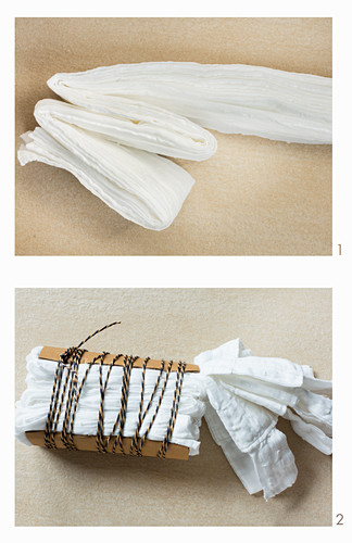 Vorbereitung: Vorhang mit Shibori-Technik färben, hier: Stoff falten, mit dicker Pappe fixieren und mit Band umwickeln