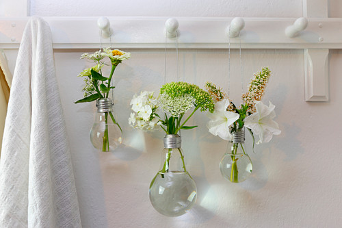 DIY-Blumenvase aus Glühbirne