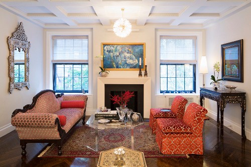 Wohnzimmer mit klassischen Möbeln und … – Bild kaufen – 11952185