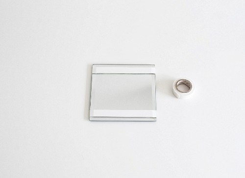Spiegel mit weißem Klebeband abgeklebt