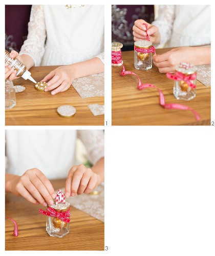 Instructions for making an Advent calender from decorated screw-top jars