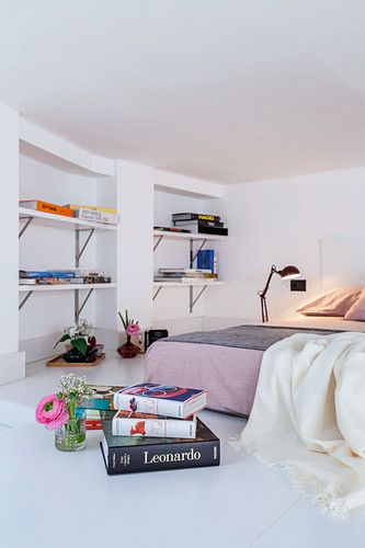Regale in Wandnischen und Bett unter … – Bild kaufen – 13205705