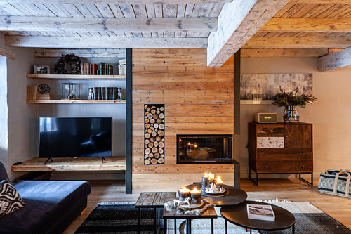 Fernseher, Kamin mit Holzverkleidung und … – Bild kaufen – 13256483