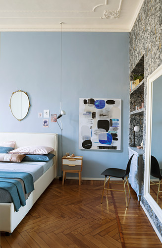 Hellblaue Wand im Schlafzimmer mit … – Bild kaufen – 13264061 living4media