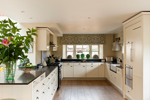 White Units With Black Granite Worktops Buy Image 12573105 Living4media