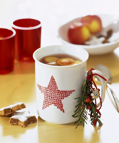Weihnachtlich dekorierte Tasse mit heißer Bowle