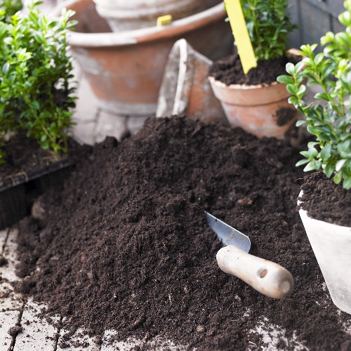 Gartenerde mit Schaufel, Blumentöpfe Bild kaufen