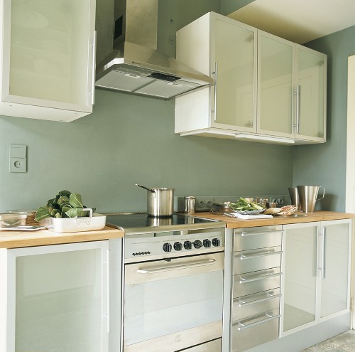 Küchenschränke mit Glasfronten und … – Bild kaufen – 340333 living4media