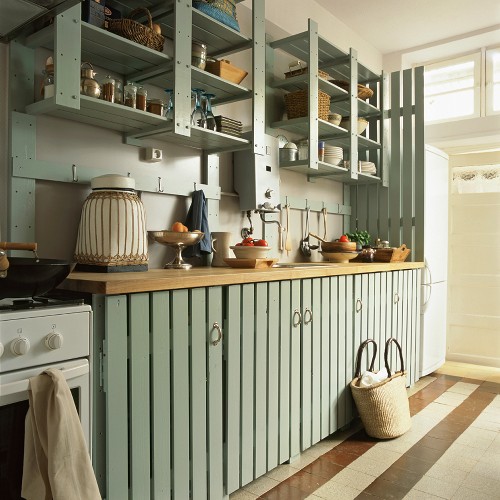 Eine einfache Küchenzeile aus Holz mit … – Bild kaufen – 348727