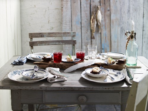 Rustikal gedeckter Tisch mit … – Bild kaufen – 457387 living4media