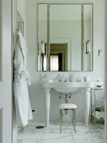 Badezimmerspiegel Bilder – Interior Design-Fotos kaufen living4media