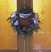 Weihnachtliche Dekoration für die Haustür: Tannenkranz
