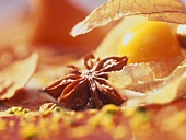 Detailaufnahme: Sternanis und Kumquat auf Weihnachtsdessert
