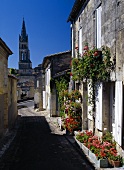 Blick entlang einer engen, malerischen Gasse auf die alte Kirche von St.Emillion, Gironde, Bordeaux
