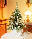 Kleiner Weihnachtsbaum, weiss geschmückt