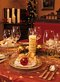 Weihnachtlich gedeckter Tisch