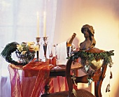 Weihnachtliche Tischdeko mit Christrosen, Tannengrün, Sekt