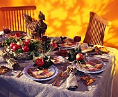 Rustikal gedeckter Tisch mit Laub & Früchten des Herbstes