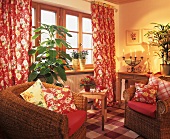 Schefflera und Rhapispalme in einem gemütlichem Zimmer im Landhausstil