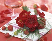 Gesteck mit Rosen, Seegras und Erdbeeren