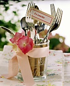 Cutlery in glass with floral decoration
