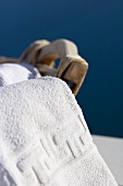 weiße Handtücher im Korb