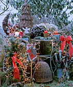 Weihnachtliche Dekoration im Garten