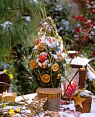 Weihnachtlich dekoriertes Zweiggesteck