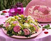 Blumenkranz mit Rosen, Frauenmantel und Spornblume