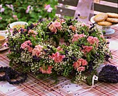 Sommerlicher Kranz mit Rosen, Lavendel und Schleierkraut