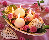 Romantische Schale mit Keramikherzen, Rosenblüten und Kerzen