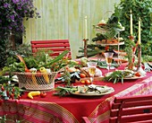 Gedeckter Tisch mit Gemüsedeko im Freien