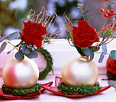 Weihnachtliches Rosengesteck mit Christbaumkugeln