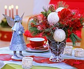 Weihnachtsgesteck mit Amaryllis, Seidenkiefer und Engelshaar