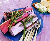 Servietten zusammengehalten durch Chinaschilf und Lavendel